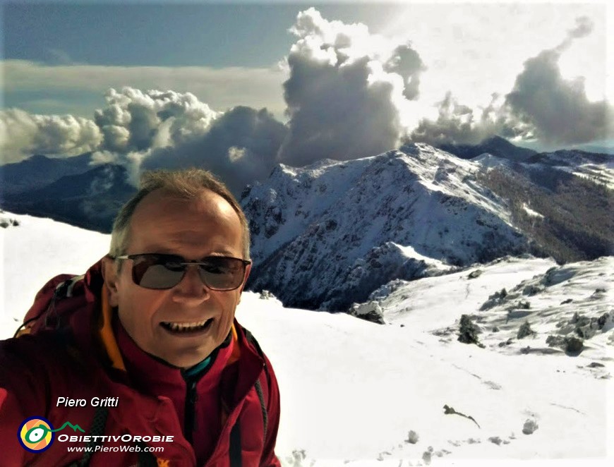 42 Ecco la mia traccia ed ora in ripida salita..con selfie.jpg